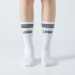 Calcetines Blancos Lisos con Logotipo Personalizado Bordado e Impreso, Mezcla de Algodón, para Uso Diario, Deportivo y Casual - Product Image 1