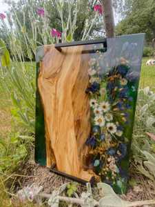 Bandeja de Servir de Madera con Borde Natural y Resina de Flores Prensadas, Arte Botánico en Epoxi con Asas Negras Modernas - Product Image 4