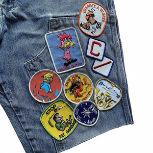 Pantalones Cortos Vaqueros Negros Desgastados de Alta Calidad con Bajo Deshilachado y Parches Bordados Personalizados para Hombre y Mujer - Product Image 5