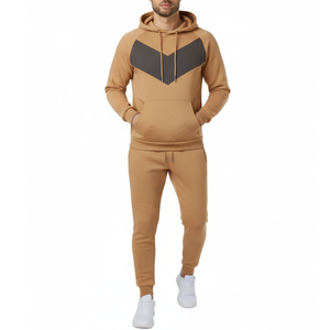 Ensemble de survêtement pour homme OEM, couleur camel, avec sweat à capuche et pantalon à motif chevron – Ensemble de vêtements de sport bicolore - Product Image 1