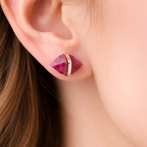 Pendientes de rubí teñido con bisel, hexágono alargado facetado, piedra preciosa hecha a mano, joyería minimalista, regalo para ella - Product Image 2