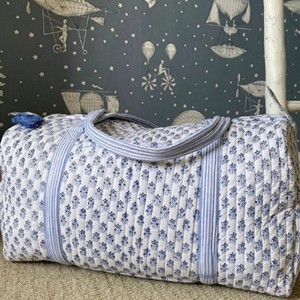 Bolsa de Viaje de Fin de Semana Acolchada de Algodón Hecha a Mano, Bolsa de Lona de Gran Capacidad con Estampado de Bloques, Bolsa de Mano Duradera para Mujer - Product Image 1