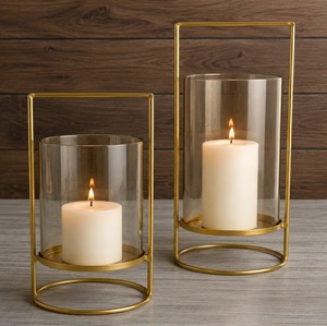 Ensemble luxueux de 2 supports à bougies en verre et métal doré pour la décoration de table de mariage ou de la maison - Product Image 1