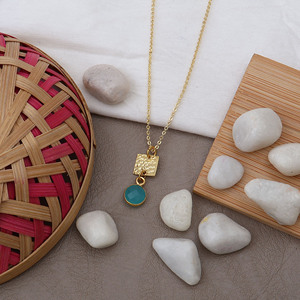 Collier pendentif rond en calcédoine turquoise serti de laiton plaqué or 18 carats avec chaîne à maillons, collier de fête Art Déco pour femme - Product Image 3