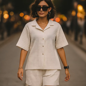 Ensemble coordonné urbain de luxe pour femmes, chemise à manches courtes et short en polyester doux, tailles M, L, XL, XXL, fournisseur en gros, Autres vêtements - Product Image 1