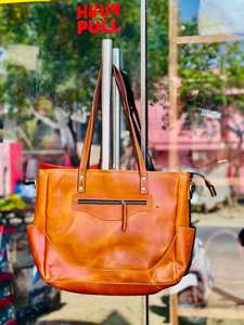 Bolso de Hombro de Cuero Genuino de Alta Calidad para Mujer con Cadenas - Diseño Moderno y Portátil para Viajes y Trabajo, Hecho en Maharashtra - Product Image 4