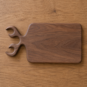 Planche à découper en bois de noyer avec une poignée unique en bois de cerf sculpté à la main, grain naturel riche, idéale pour couper les légumes - Product Image 2
