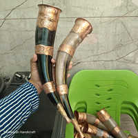 Corne à boire viking en corne de bœuf de qualité supérieure, nouveau design, avec anneaux en cuivre, style amour, corne à boire viking pour la bière au prix le plus bas