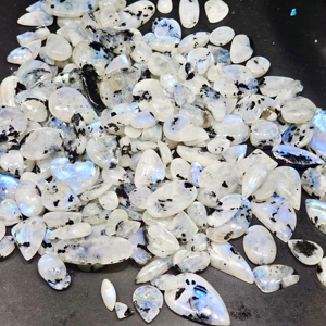 มูนสโตนธรรมชาติทรงหลังเบี้ย ขายส่งจำนวนมาก สำหรับทำเครื่องประดับ - Product Image 3