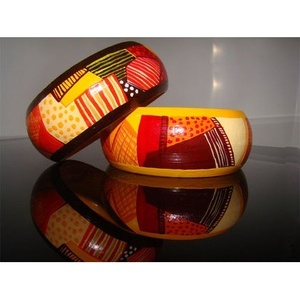 Vêtements de fête traditionnels, bracelets en bois écologiques peints à la main, bijoux en matériaux naturels - Product Image 1