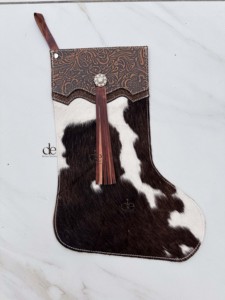Chaussette de Noël artisanale pour la famille, en cuir repoussé à la main avec poils de vache, décoration suspendue pour sapin de Noël et cheminée, pour fêtes - Product Image 2