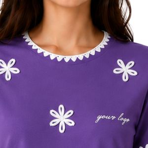 Camiseta de Mujer con Bordado Floral Morado, Ribete Blanco en Contraste, Cuello Redondo, Manga Corta, Estilo Casual, OEM, ODM, Ropa Personalizada - Product Image 5