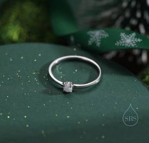 Bague délicate en argent sterling avec opale de feu miniature de 3 mm, sertie à griffes, opale de laboratoire blanche, pour empilage - Product Image 5