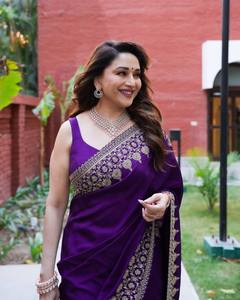 Elegante Sari de Seda Morado con Bordado Zari y Lentejuelas para Bodas y Fiestas, Estilo Indio-Pakistaní, Largo hasta el Tobillo - Product Image 4