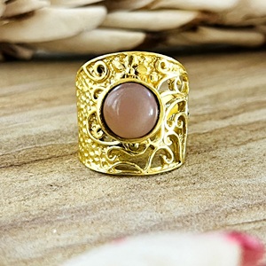 Dernier design Bague bohème en laiton plaqué or 18 carats pour femme, avec filigrane, pierre de lune pêche et motifs floraux tribaux, Bijoux vintage, Vente en gros/OEM - Product Image 1