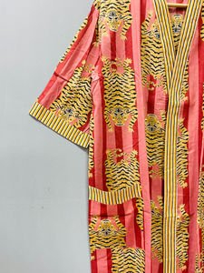 Veste Kimono Unisexe de Luxe Faite à la Main, Imprimée Florale, pour l'Été et l'Hiver, en Coton Indien Kantha Respirant, avec Logo Frontal pour Femme - Product Image 5