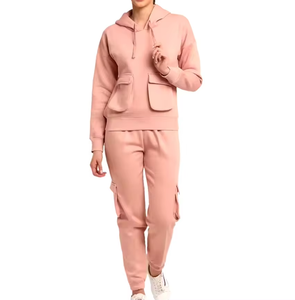 Conjunto Deportivo Rosa de Moda, Sudadera con Capucha y Bolsillos, Pantalones Deportivos, Ideal para Salidas Casuales y Ropa Deportiva Cómoda - Product Image 2