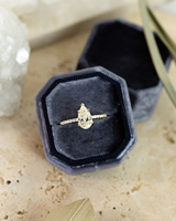Bague de fiançailles élégante en or avec diamant solitaire taille poire et bande pavée de diamants pour femme, idéale pour une demande en mariage