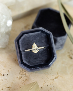 Bague de fiançailles élégante en or avec diamant solitaire taille poire et bande pavée de diamants pour femme, idéale pour une demande en mariage - Product Image 2