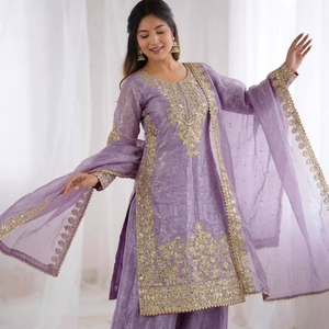 Présentation de la nouvelle collection de créateurs : Ensemble haut-bas et dupatta en soie avec broderies lourdes et travail de sequins, entièrement cousu. - Product Image 1