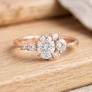 Bague de fiançailles artisanale en or massif avec diamant de laboratoire ovale brillant et rond de 1,01 ct, clarté E, VVS, bijoux fins - Product Image 2