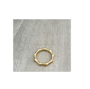 Rond de serviette en métal doré rose avec un design inspiré de la dentelle complexe, idéal pour les banquets de mariage romantiques ou les fiançailles - Product Image 2