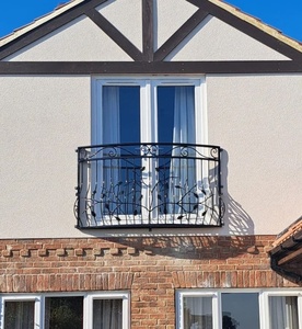Rampe de balcon traditionnelle en fer forgé à fixer au mur ; résistante à la rouille, facile à installer et adaptée aux balcons extérieurs. - Product Image 2