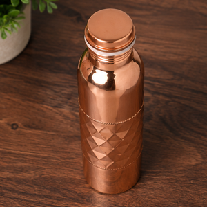 Elegante Juego de Dos Frascos de Cobre con Textura Prismática y Acabado Pulido, con Bolsa de Transporte, para Bebidas en Casa, Viajes y Fiestas - Product Image 6