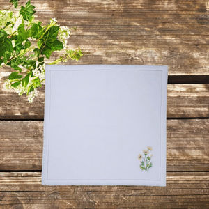 Lino natural, suave y duradero, bordado con flores de margarita para decorar mesas en fiestas de verano y reuniones alegres. - Product Image 5