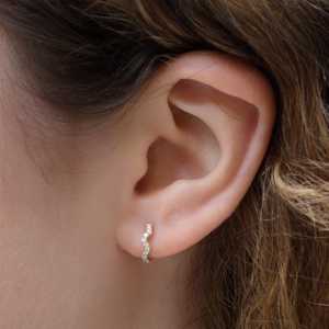 Boucles d'oreilles Huggie Zig Zag en Or Massif 14 carats avec Diamants de Laboratoire Sertis Pavé, pour Usage Quotidien, Solitaires Massives Classiques Mini Minimalistes, Bijoux Fins - Product Image 2
