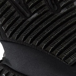 La espuma suave en la palma ayuda a mejorar la técnica de agarre en los guantes de portero utilizados para el trabajo diario de práctica de defensa de portería. - Product Image 3