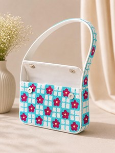 Sac à main artisanal en lin brodé et perlé, motif floral tropical, forme selle, artisanat textile, objet d'art de collection, fermeture à rabat - Product Image 6