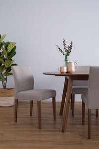 Silla de Comedor Contemporánea con Patas de Madera Maciza, Acabado Cacao, Tapicería de Tela Gris Claro - Muebles de Comedor Duraderos para Apartamento - Product Image 2