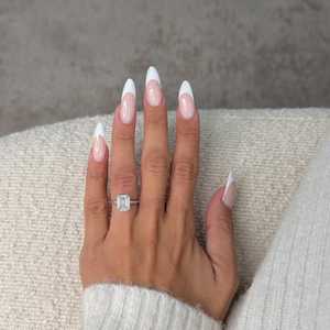 Bague en or pour femme avec diamant de laboratoire taille émeraude de 2 carats certifié IGI |   Bague de fiançailles et de mariage tendance et luxueuse - Product Image 4