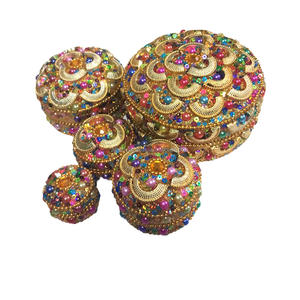 Juego de 5 Cajas de Joyería Doradas de Estilo Vintage, Caja de Almacenamiento de Metal con Cuentas Lac, Caja de Joyería Rajasthani - Product Image 4