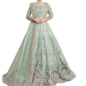 Robe de soirée pakistanaise haut de gamme rose poudré, style Farshi Lehnga superposé, avec longue traîne richement ornée et motifs Kora argentés complexes - Product Image 3