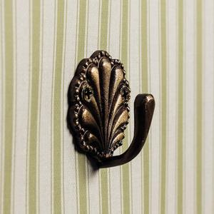 Perchero de pared decorativo vintage de metal con doble gancho, organizador resistente para abrigos, sombreros y llaves - Product Image 1