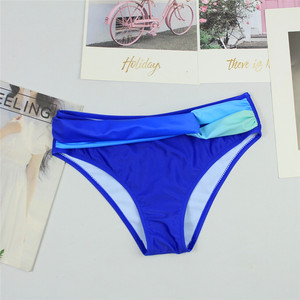 Conjunto de bikini de color degradado para mujer, top tipo bandeau, parte inferior hipster, ribete en contraste, traje de baño elástico - Product Image 3