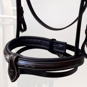 Bridon de dressage anatomique de luxe en cuir rembourré marron Havana, avec surmêchoir flash et surpiqûres fantaisie personnalisées - Product Image 2