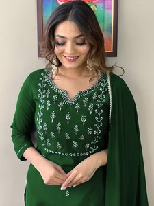 Ensemble indien pakistanais en rayonne verte brodée, trois pièces, salwar kameez avec châle, tenue pour femmes, décontractée et estivale - Product Image 6