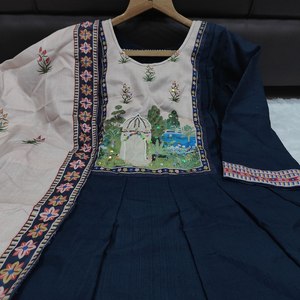 Presentando la Nueva Colección de Diseñador: Traje de Crepé Azul Marino Noor-e-bagh con Detalles Hechos a Mano - Product Image 6