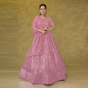 Ensemble Lehenga Choli en tulle avec broderie détaillée sur toute la surface, silhouette élégante et longueur au sol |   Vêtements de cérémonie haut de gamme pour femmes : mariage, remise de diplôme, bal de promo - Product Image 2
