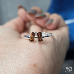 Anillo Toi et Moi con Diamante Cultivado en Laboratorio, Corte Baguette y Baguette Cónico, Color Marrón, Anillo de Compromiso de Dos Piedras, Anillo Geométrico Minimalista - Product Image 1