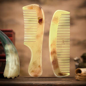 Peine de cuerno natural hecho a mano, ecológico, antiestático, de tacto real, con mango suave - Peine profesional para desenredar y masajear, excelente - Product Image 1