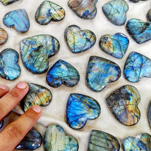 Cœurs bombés en labradorite, cristaux de pierres précieuses, pierres de labradorite sculptées en forme de cœur pour la décoration et l'artisanat en cristal - Product Image 6