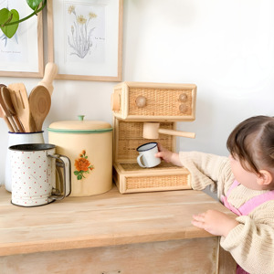 Juguete de cafetera de madera natural para niños, juego de simulación de barista de ratán para niños - Product Image 6