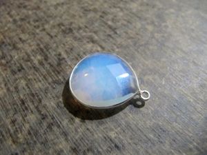 Conector de Bisel con Forma de Corazón de Cuarzo Ópalo Blanco Facetado de 20mm, con un Solo Bucle, Elige el Color de Revestimiento, Se Vende por Pieza - Product Image 4