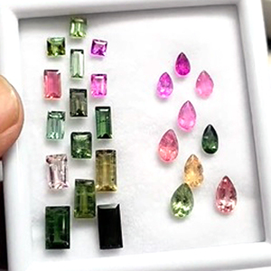 Émeraude taille ovale 1,5 ct, tourmaline taille facettes 58 ct, opale cabochon rond poire 114 ct, tourmaline taille 32,5 ct - 4 lots de pierres précieuses - Product Image 5
