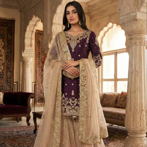 Ensemble Sharara en soie lourde de créateur avec broderie de diamants et de sequins - Prêt-à-porter - Product Image 1