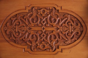 Bandeja de Servir de Madera Hecha a Mano con Diseño Floral Intrincado, Plato Decorativo Elegante de Primera Calidad para el Hogar y la Cocina - Product Image 4
